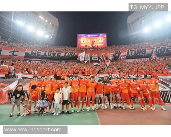 河南球迷热情高涨足协杯决赛现场人潮涌动北京球迷人数相对较少 河南球迷热情高涨足协杯决赛现场人潮涌动北京球迷人数相对较少