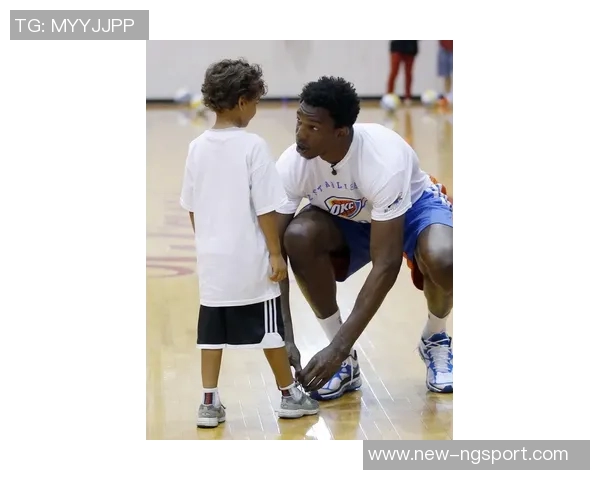 大球后退失足鞋子滑落意外摔倒引发全场哄笑的囧事