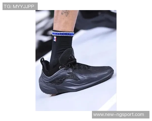 库里穿上李宁蝙蝠侠鞋款引发联手猜测是否将开启新合作篇章