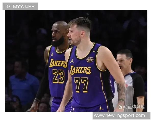 詹姆斯重返赛场展现实力与东契奇小里组合默契无间的精彩表现